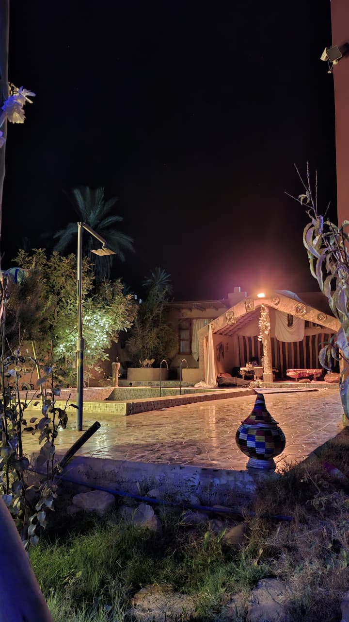 مشهد ليلي من المنتجع